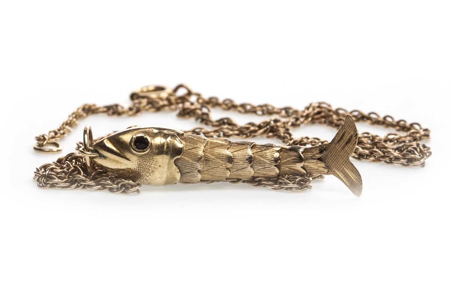 Lot 51 - AN ARTICULATED FISH PENDANT