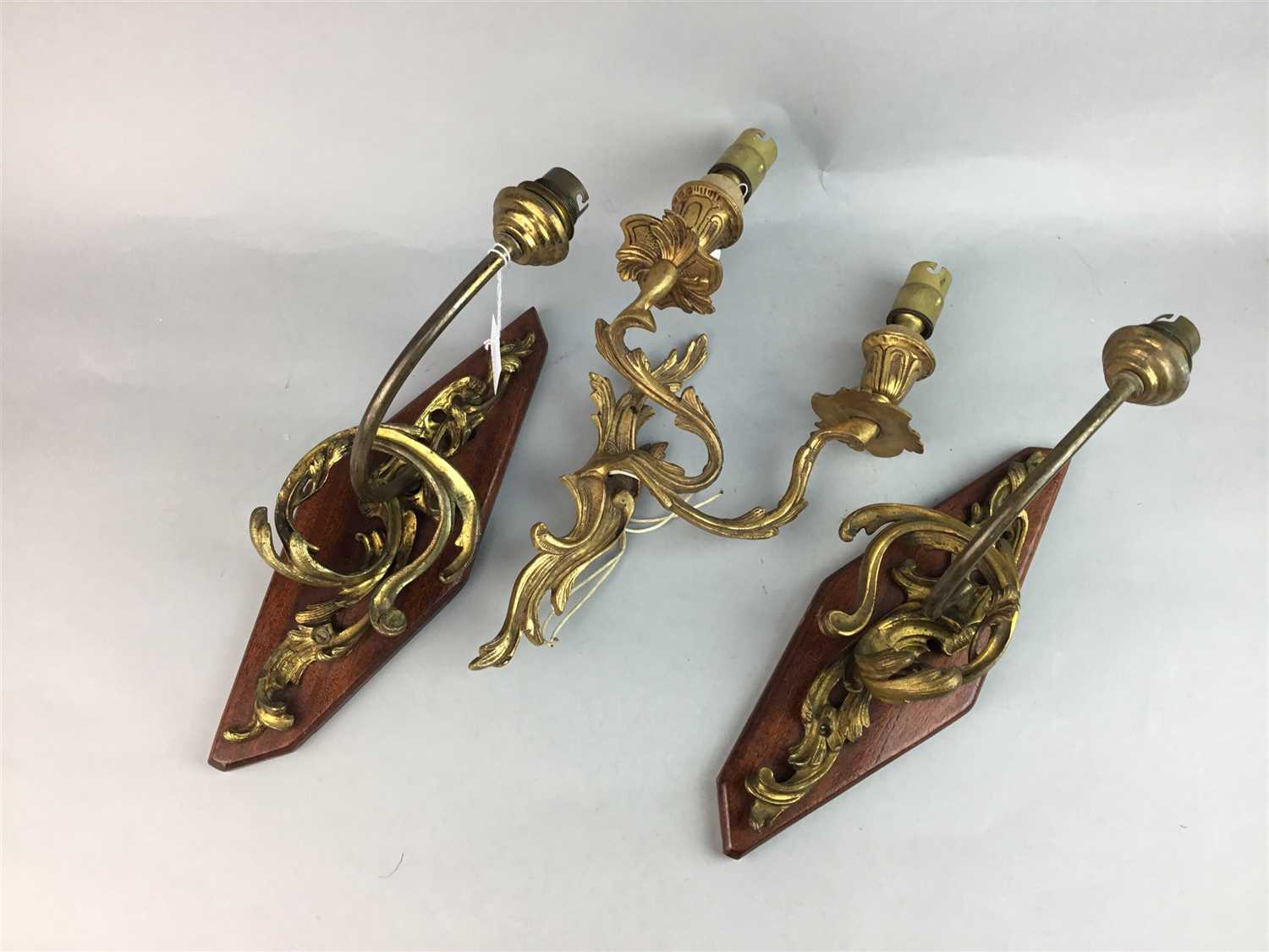 Lot 77 - A COLLECTION OF GILT AND BRASS WALL LIGHTS