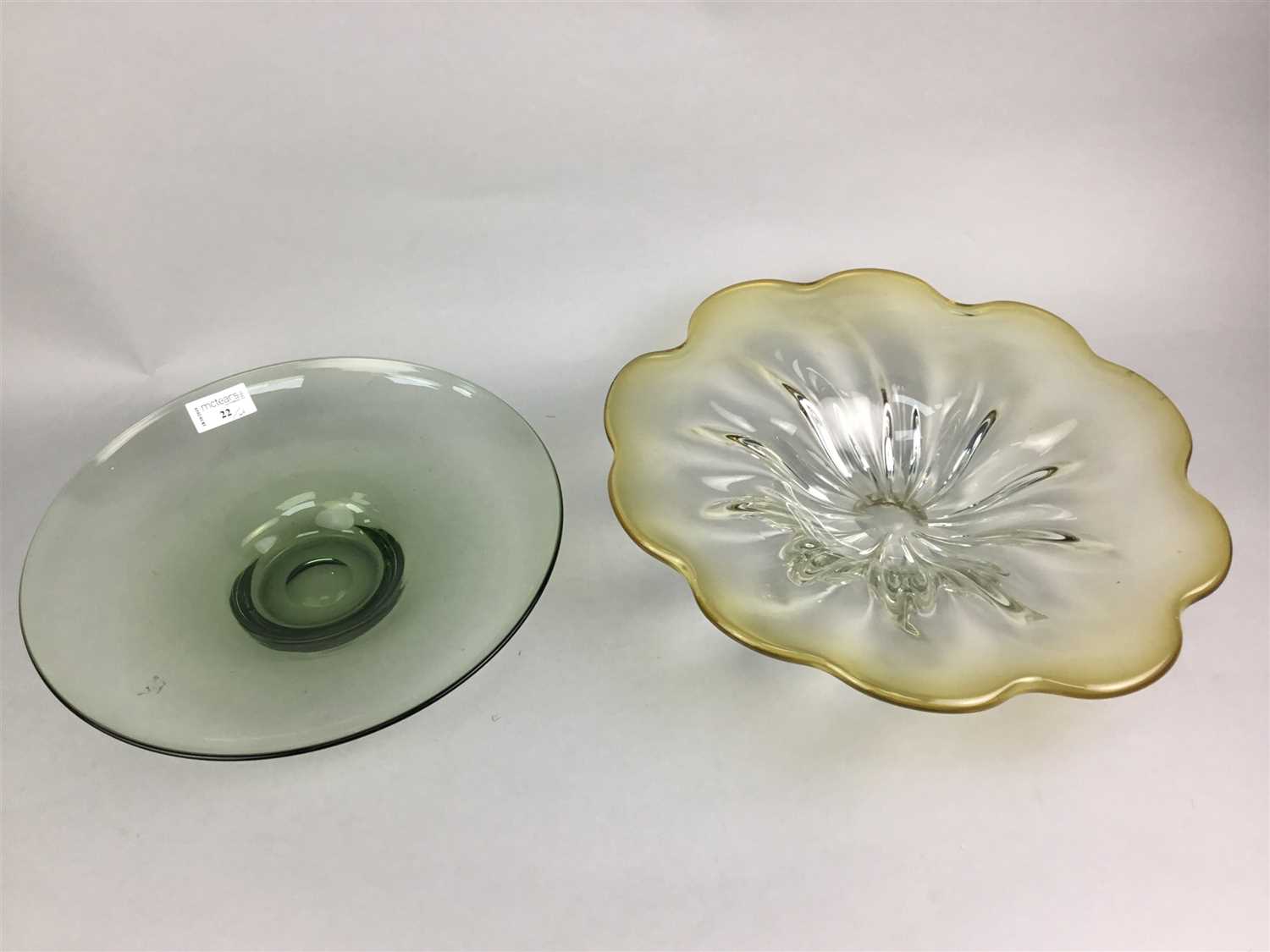 Lot 22 - A LOT OF CONTEMPORARY GLASS BOWLS, A PAPERWEIGHT AND A TAZZA