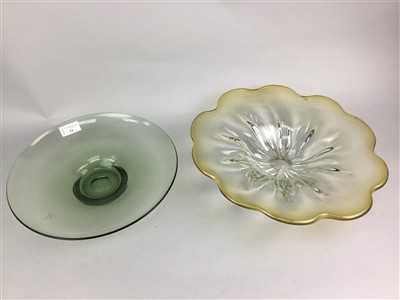 Lot 22 - A LOT OF CONTEMPORARY GLASS BOWLS, A PAPERWEIGHT AND A TAZZA