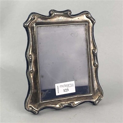 Lot 123 - A MODERN SILVER MOUNTED PHOTOGRAPH FRAME, PAIR OF CRUETS AND A PIN DISH