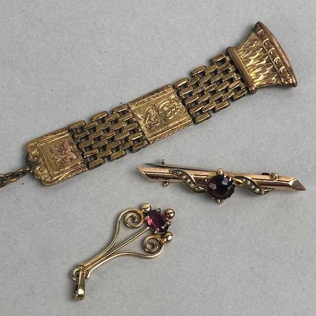 Lot 14 - A NINE CARAT GOLD BAR BROOCH, PENDANT AND PLATED FOB