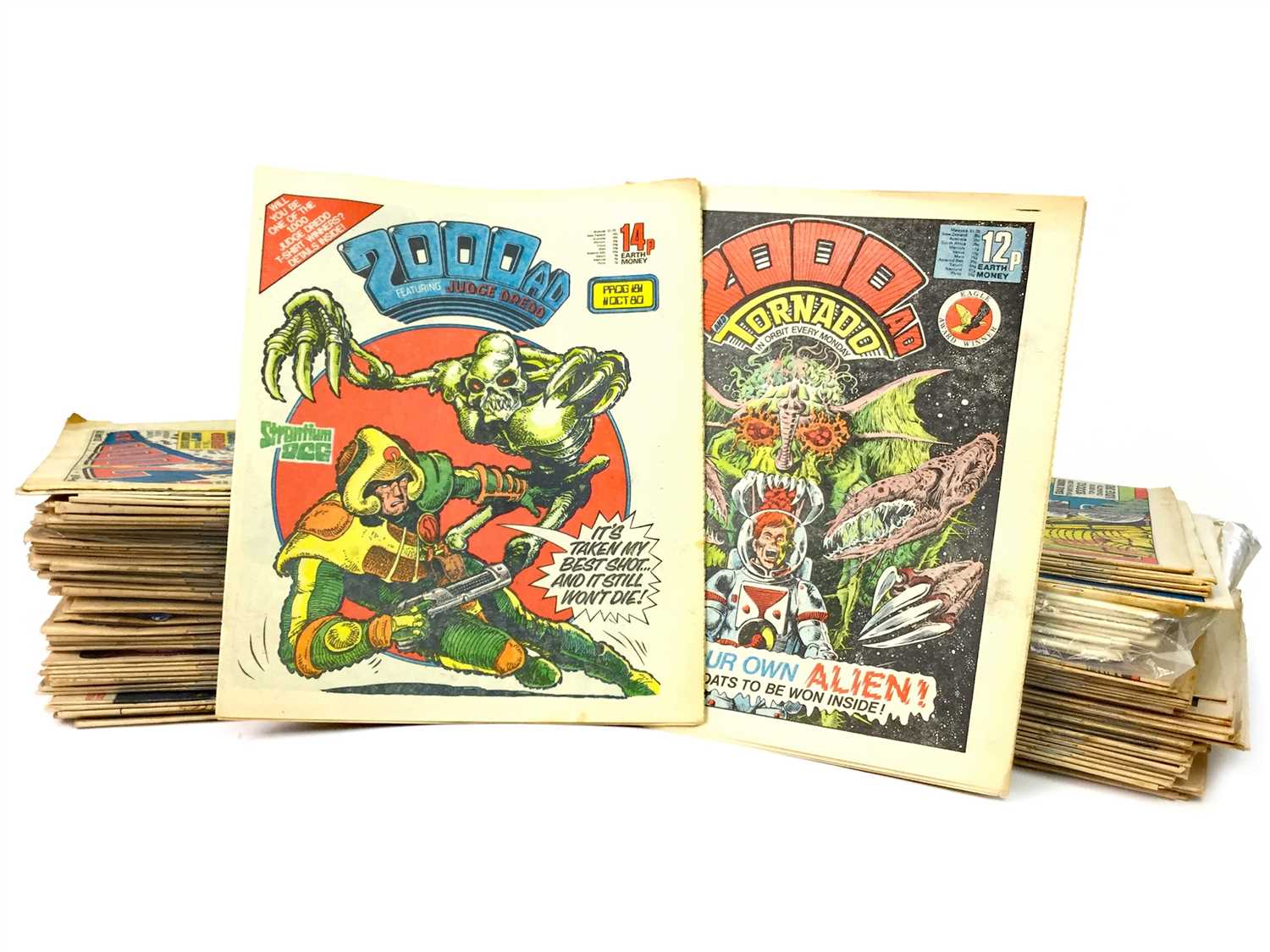 Lot 830 - A LARGE LOT OF COMIC BOOKS INCLUDING 2000 AD, TORNADO AND STAR