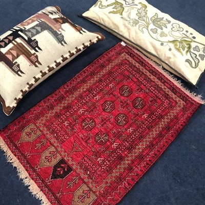 Lot 306 - A 20TH CENTURY EASTERN RUG AND TWO LARGE CUSHIONS
