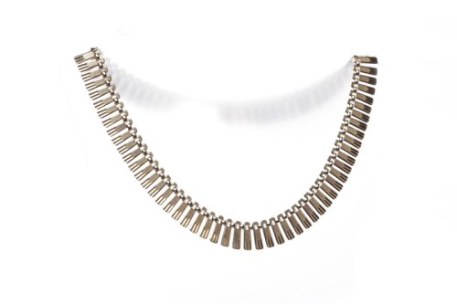 Lot 59 - NINE CARAT GOLD FRINGED NECKLACE with textured...