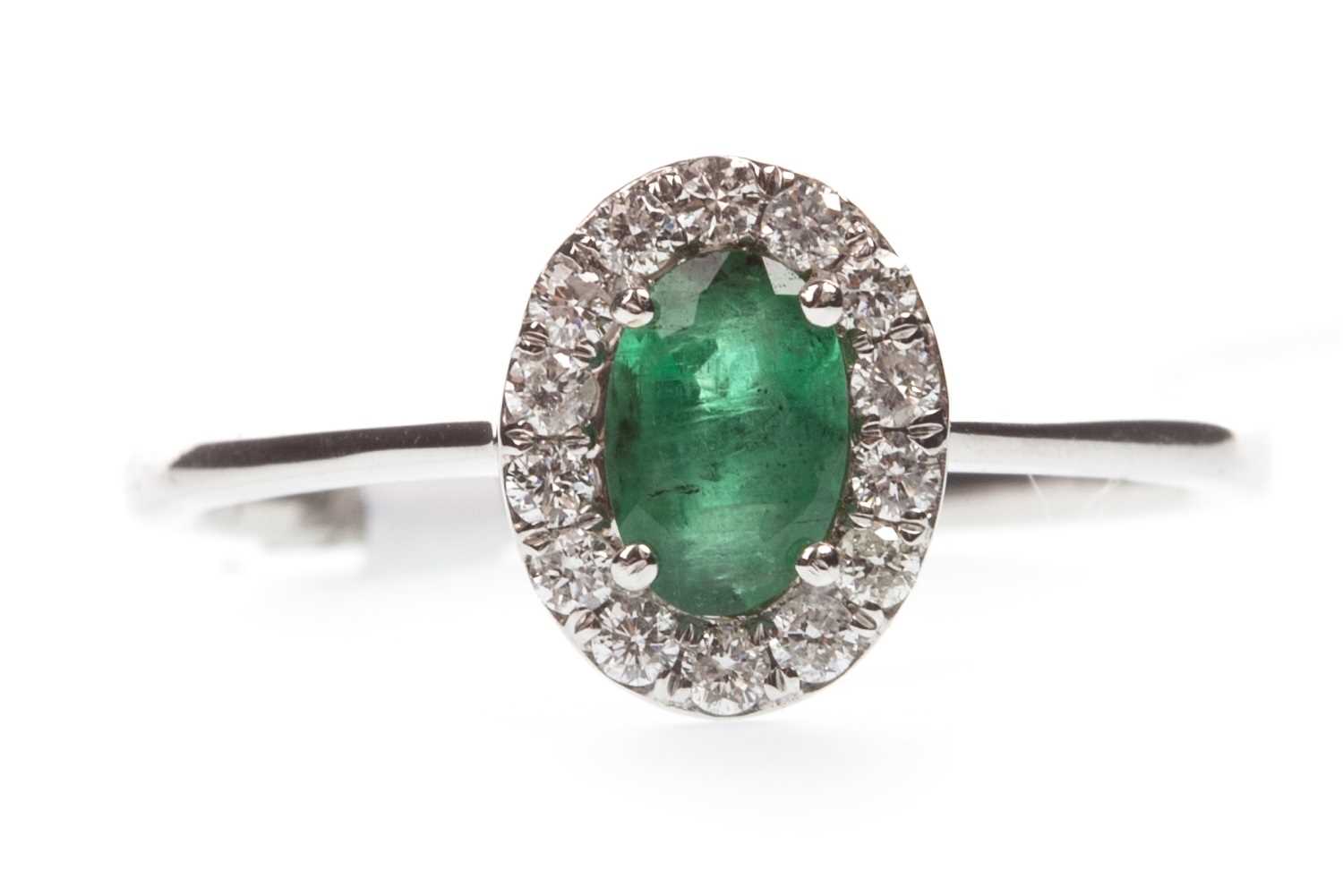 Lot 85 - AN EMERALD AND DIAMOND RING