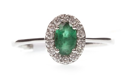 Lot 85 - AN EMERALD AND DIAMOND RING