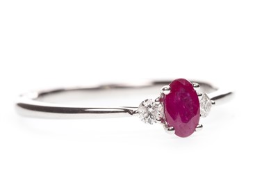 Lot 96 - A RUBY AND DIAMOND RING
