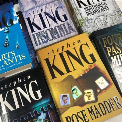 Lot 198 - A LOT OF ELEVEN STEPHEN KING BOOKS