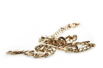 Lot 123 - A GOLD CURB LINK CHAIN
