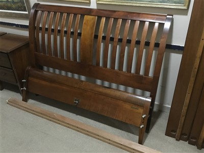 Lot 204 - A MAHOGANY SLEIGH BED, TWO BEDSIDE CHESTS AND A CHEST OF DRAWERS
