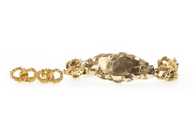 Lot 152 - A BRACELET AND PAIR OF CUFFLINKS
