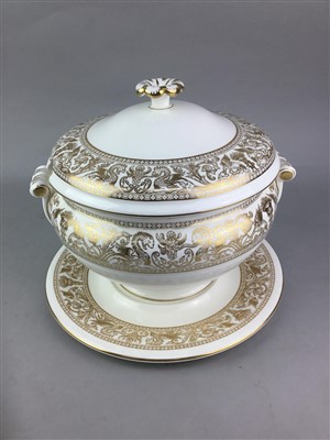 Lot 317 - A WEDGWOOD 'GOLD FLORENTINE' TUREEN AND OTHER CERAMICS