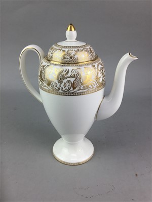Lot 317 - A WEDGWOOD 'GOLD FLORENTINE' TUREEN AND OTHER CERAMICS
