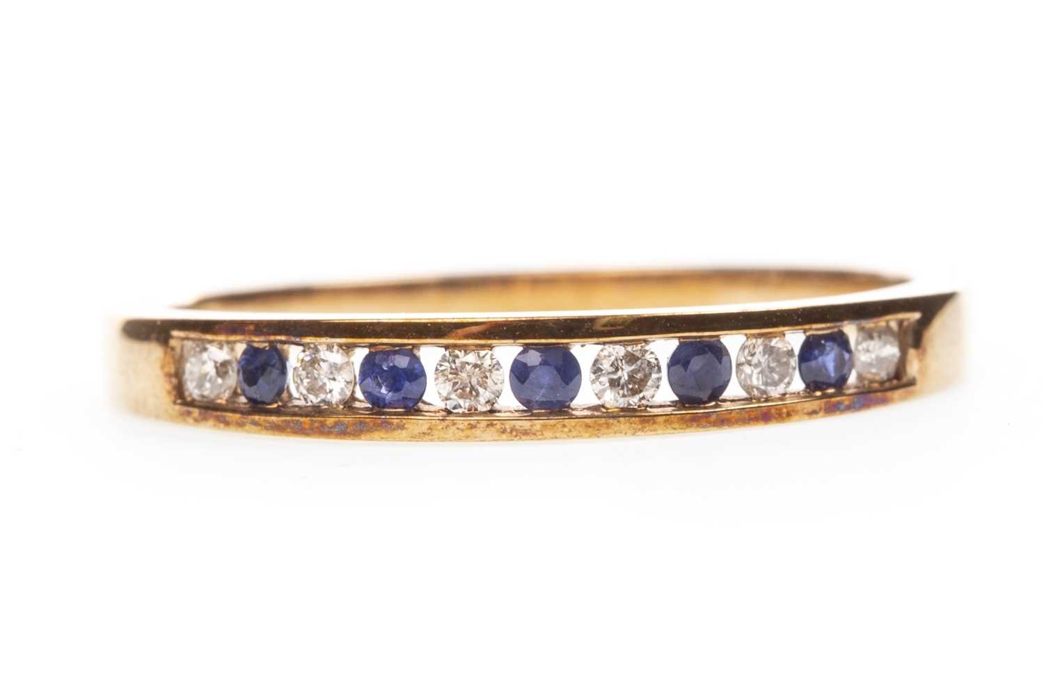 Lot 164 - A BLUE GEM AND DIAMOND RING