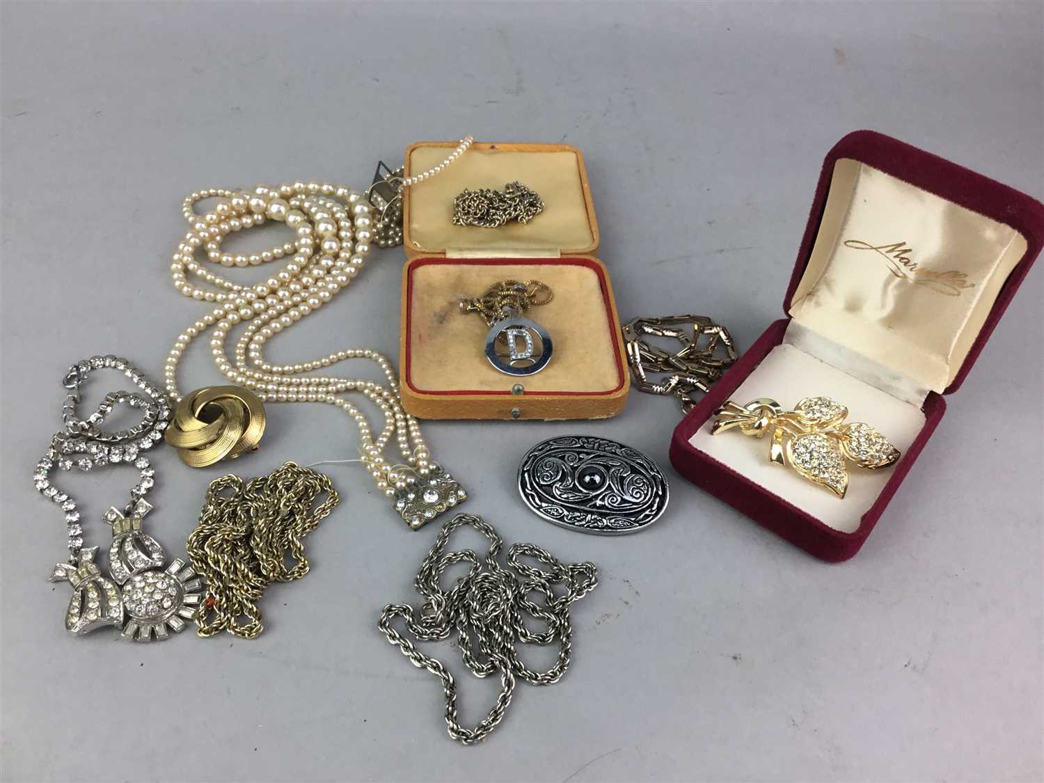 Lot 176 - A COLLECTION OF COSTUME JEWELLERY