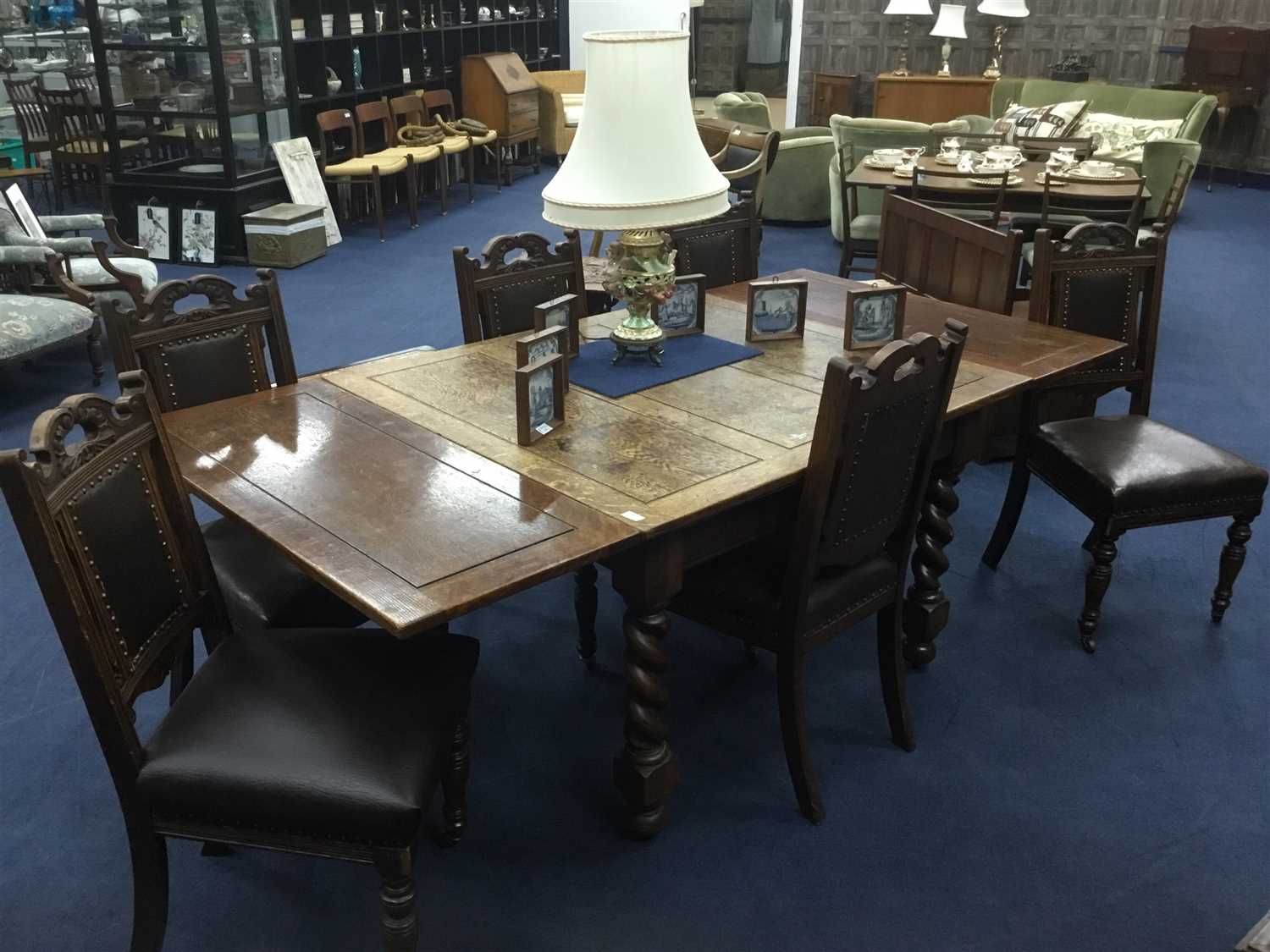Lot 258 - AN EXTENDING DINING TABLE AND SIX CHAIRS