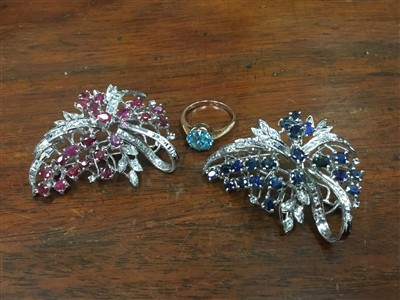 Lot 335 - A BLUE GEM SET RING AND TWO GEM SET BROOCHES