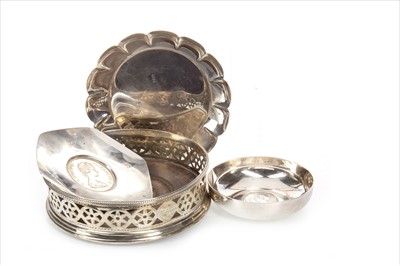Lot 811 - AN EARLY 20TH CENTURY SILVER CIRCULAR WINE SLIDE ALONG WITH THREE SILVER DISHES