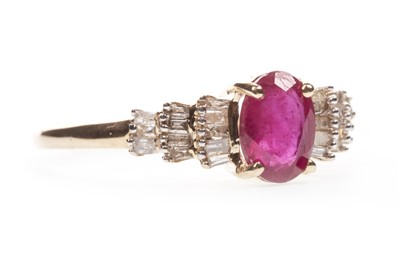 Lot 179 - A RUBY AND DIAMOND RING