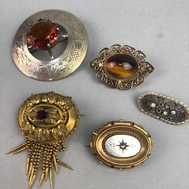 Lot 4 - A LOT OF VINTAGE BROOCHES