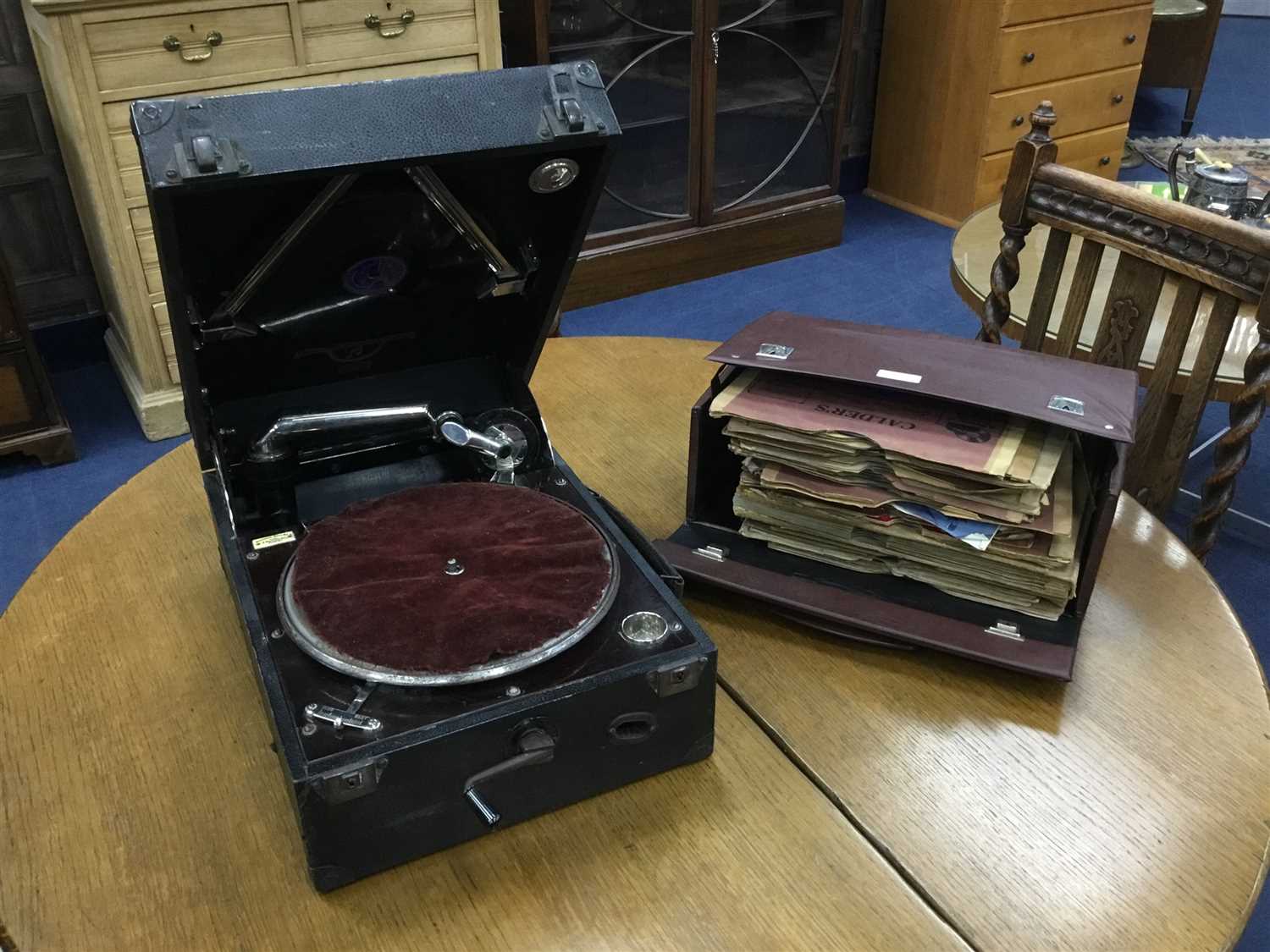 Lot 192 - A PORTABLE WIND UP GRAMOPHONE AND RECORDS