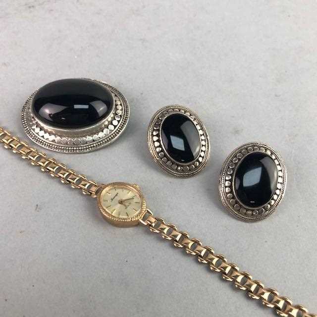 Lot 17 - A GOLD WATCH, BROOCH AND EARRINGS