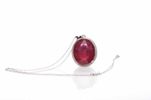 Lot 124 - LARGE RUBY PENDANT the oval ruby of...