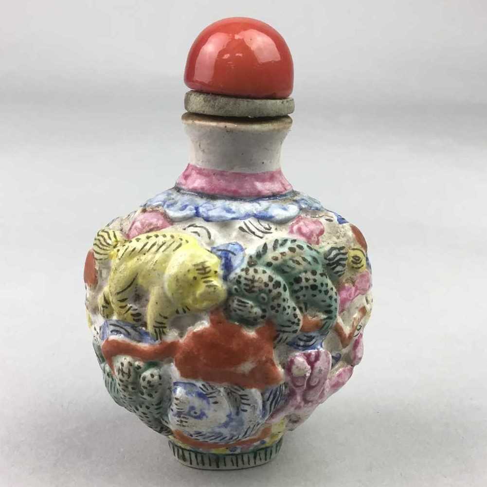 Lot 20 - A CHINESE HAND PAINTED SCENT BOTTLE