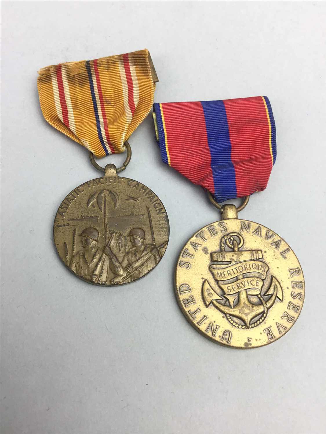 Lot 29 - A UNITED STATES NAVAL RESERVE MEDAL AND AN ASIATIC PACIFIC CAMPAIGN MEDAL