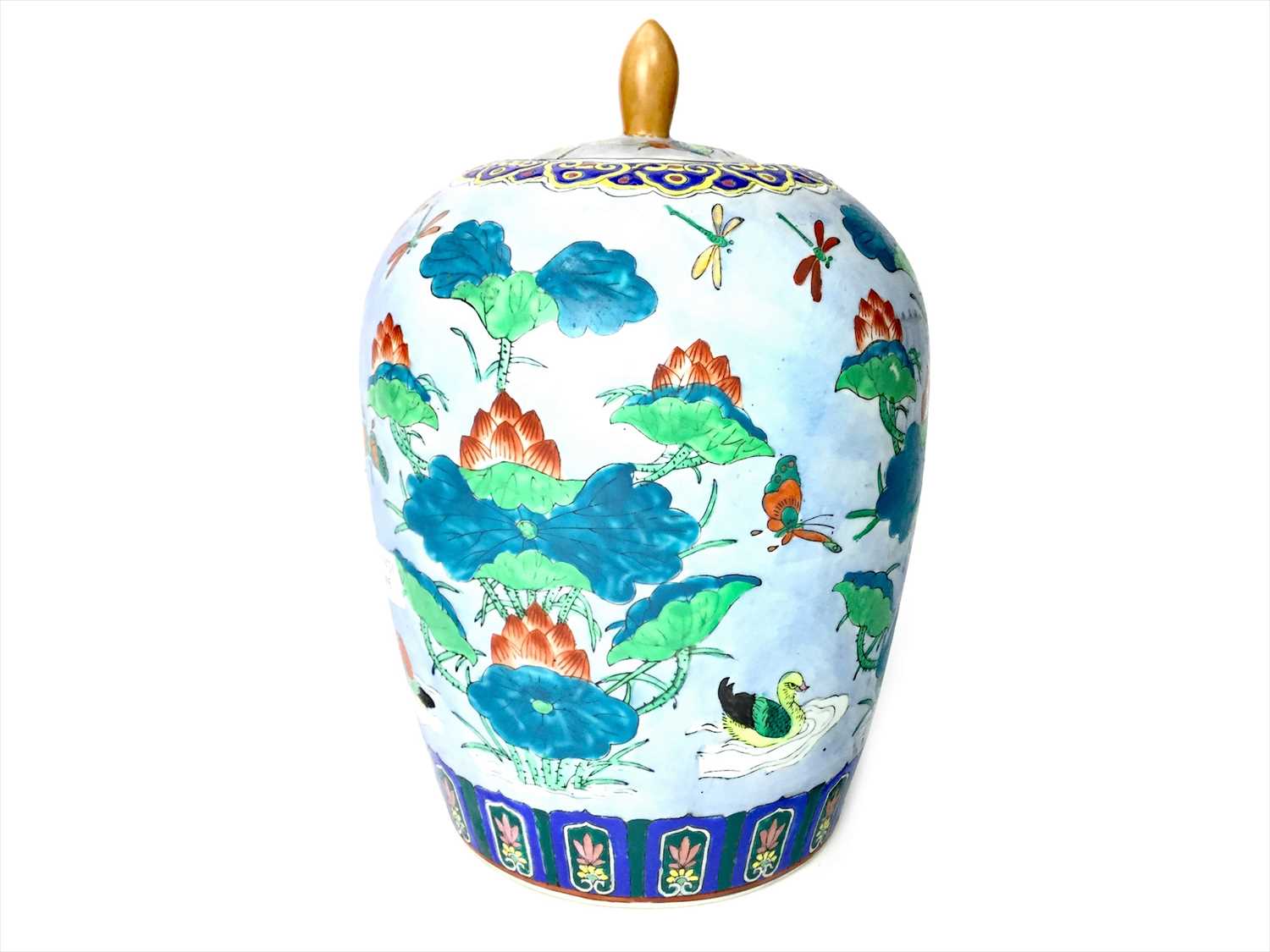 Lot 1015 - A 20TH CENTURY CHINESE LIDDED VASE