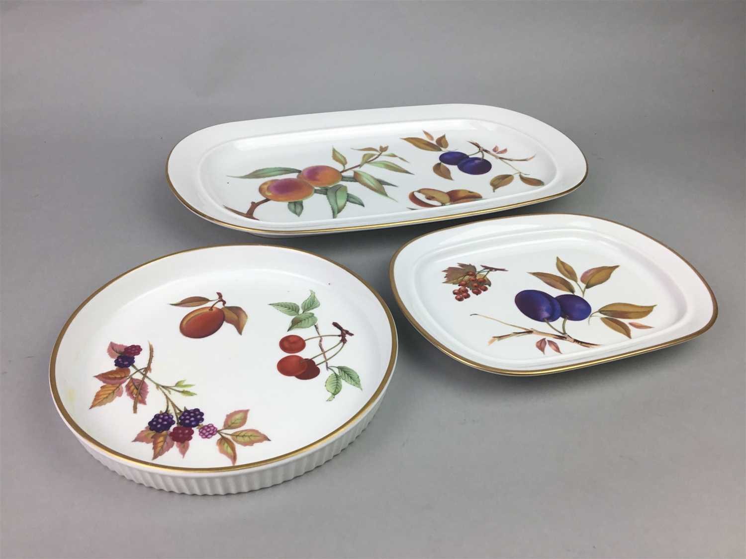 Lot 59 - A LOT OF ROYAL WORCESTER 'EVESHAM' CERAMICS AND OTHER CERAMICS