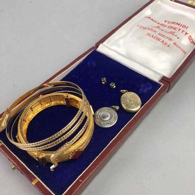 Lot 34 - A LOT OF GOLD AND COSTUME JEWELLERY