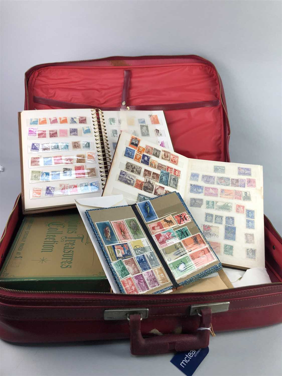 Lot 48 - A COLLECTION OF BRITISH AND WORLD STAMPS