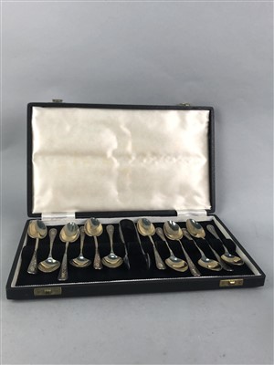 Lot 256 - A CASED SET OF TWELVE SPOONS AND OTHER SILVER PLATED ITEMS