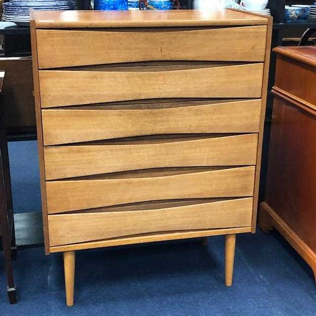 Lot 400 - A RETRO CHEST OF DRAWERS