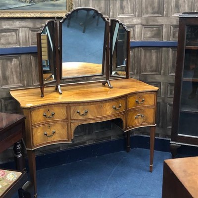 Lot 403 - A MAHOGANY DRESSING TABLE WITH TRIPTYCH MIRROR