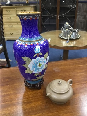 Lot 411 - A 20TH CENTURY CHINESE CLOISONNE ENAMEL VASE AND A YI XING TEA POT