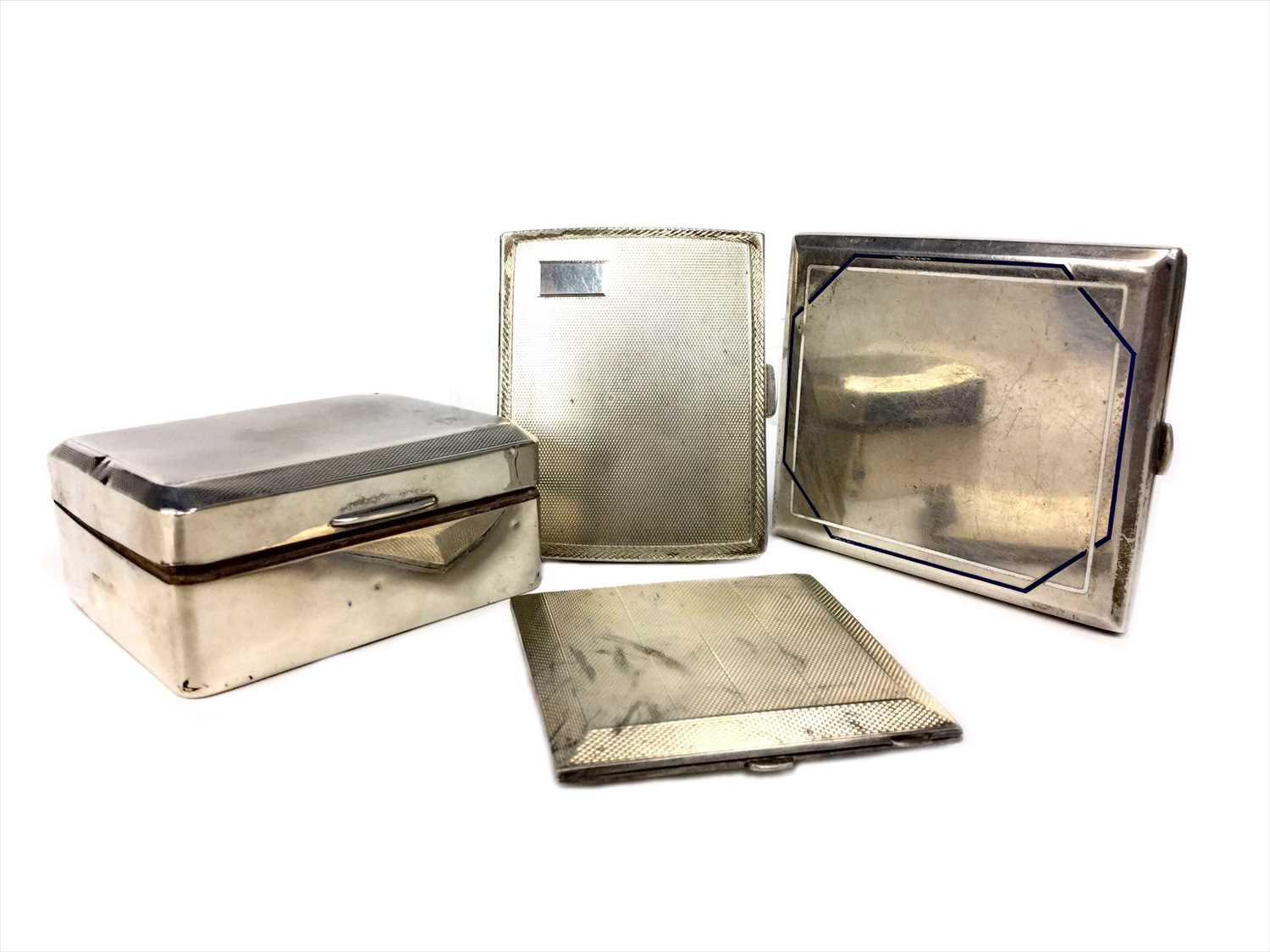 Lot 839 - A GEORGE V SILVER CIGARETTE BOX ALONG WITH TWO SILVER CIGARETTE CASES AND A COMPACT