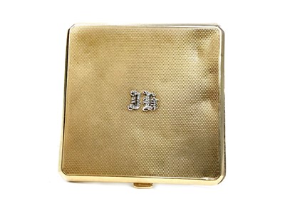 Lot 896 - AN EARLY 20TH CENTURY NINE CARAT GOLD COMPACT