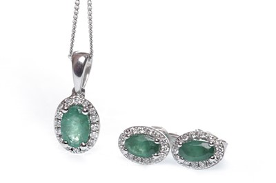 Lot 92 - A GREEN GEM AND DIAMOND PENDANT AND EARRINGS