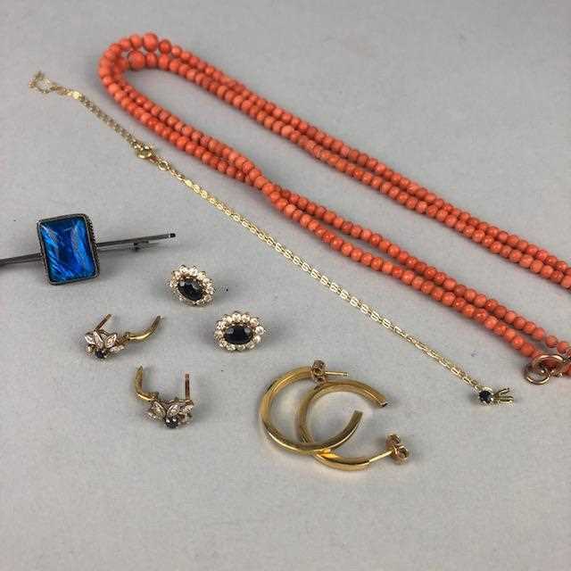 Lot 22 - A LOT OF THREE PAIRS OF EARRINGS AND A BROOCH