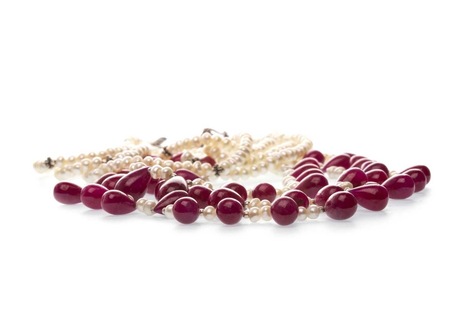 Lot 122 - A PEARL AND PINK GEM SET NECKLACE