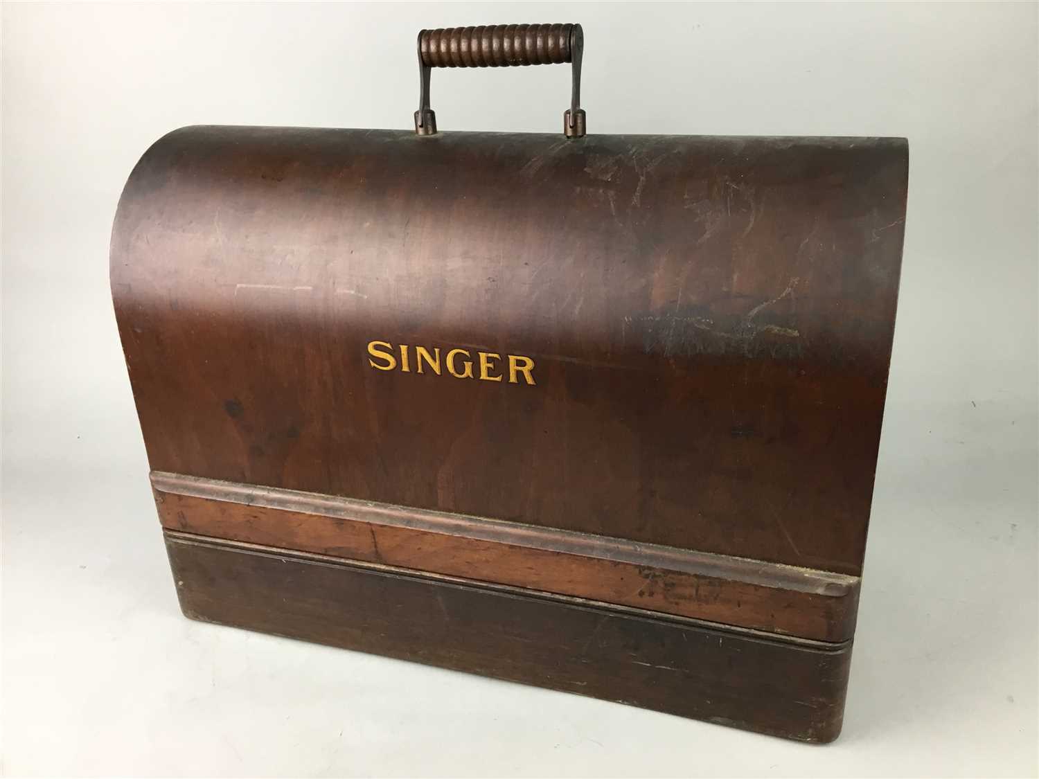 Lot 42 - A SINGER SEWING MACHINE AND A CHARGER