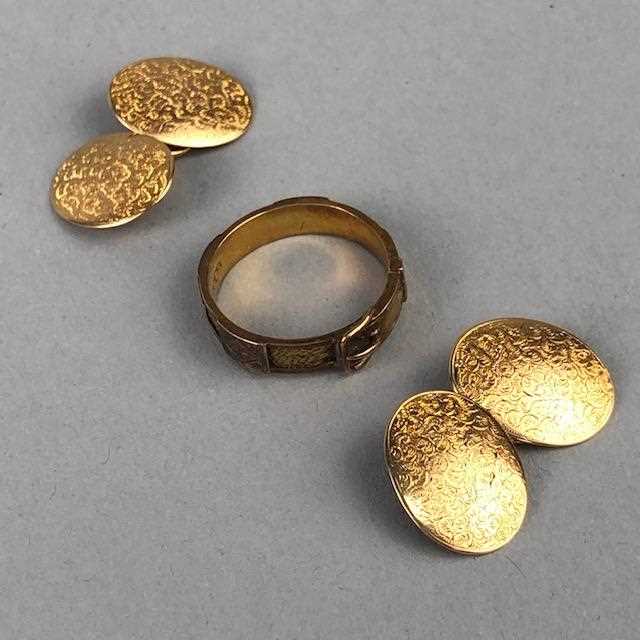 Lot 37 - A PAIR OF GOLD CUFFLINKS AND A MOURNING RING