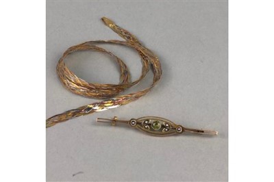 Lot 35 - A NINE CARAT GOLD TRICOLOUR NECKLET AND A BAR BROOCH