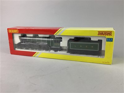 Lot 72 - A HORNBY 00 GAUGE MODEL OF THE FLYING SCOTSMAN AND OTHER MODEL RAILWAY ITEMS