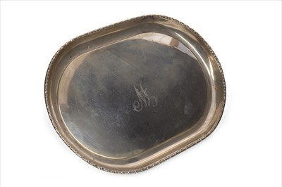 Lot 842 - AN EARLY 20TH CENTURY SILVER TRAY