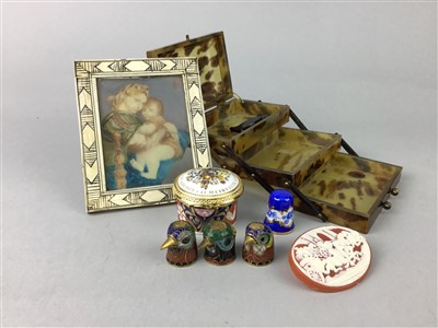 Lot 125 - A LOT OF JEWELLERY, THIMBLES, TRINKET BOXES AND A PORCELAIN DOLL
