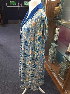 Lot 1122 - AN EARLY 20TH CENTURY CHINESE SILK EMBROIDERED ROBE